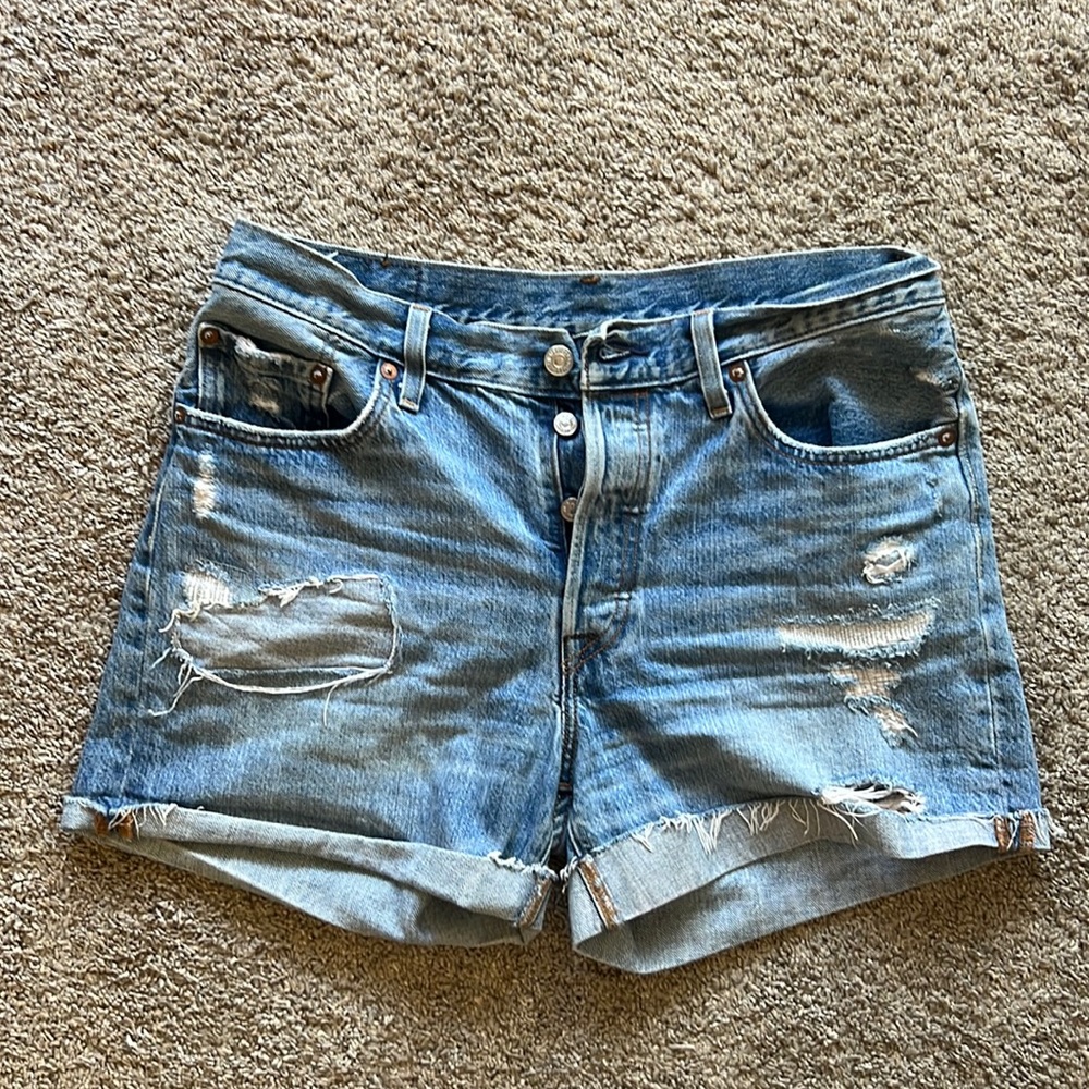 Levi distressed shorts size 29